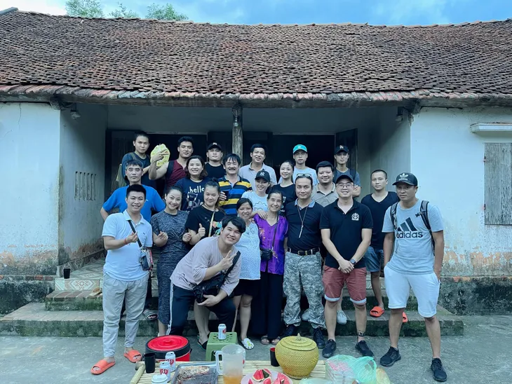 Đoàn phim Mùa hoa tìm lại về đích, Huyền Thạch hụt hẫng chia tay vai Hoa - Ảnh 7. Đoàn phim Mùa hoa tìm lại về đích, Huyền Thạch hụt hẫng chia tay vai Hoa - Ảnh 7.
