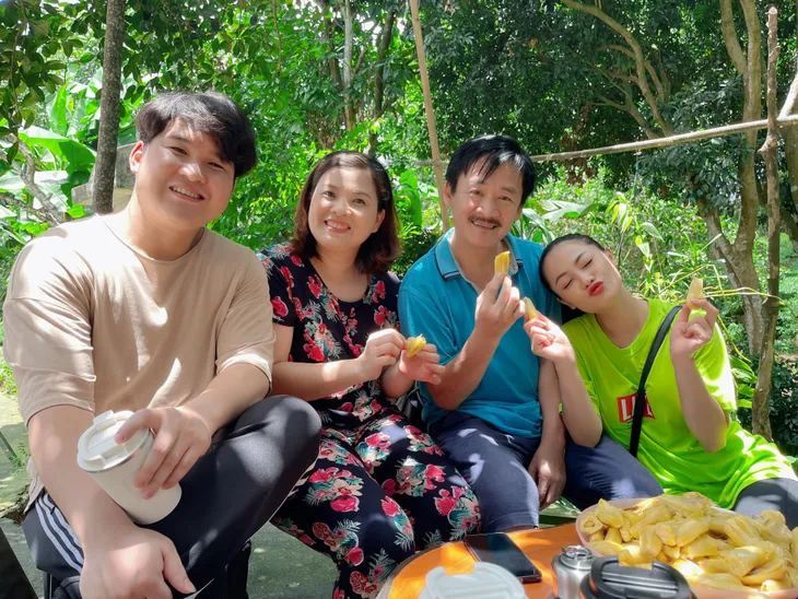 Đoàn phim Mùa hoa tìm lại về đích, Huyền Thạch hụt hẫng chia tay vai Hoa - Ảnh 3. Đoàn phim Mùa hoa tìm lại về đích, Huyền Thạch hụt hẫng chia tay vai Hoa - Ảnh 3.