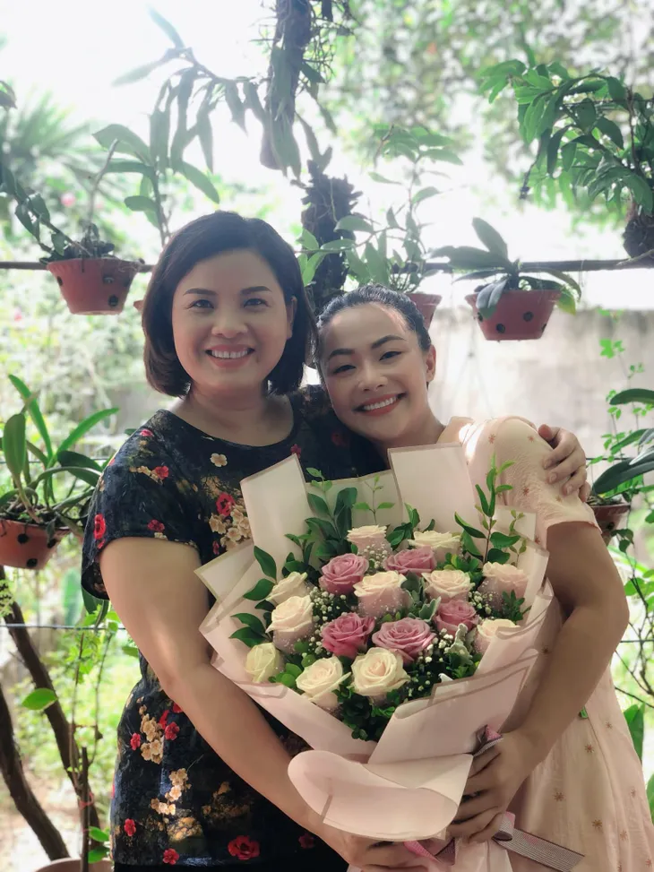 Đoàn phim Mùa hoa tìm lại về đích, Huyền Thạch hụt hẫng chia tay vai Hoa - Ảnh 1. Đoàn phim Mùa hoa tìm lại về đích, Huyền Thạch hụt hẫng chia tay vai Hoa - Ảnh 1.