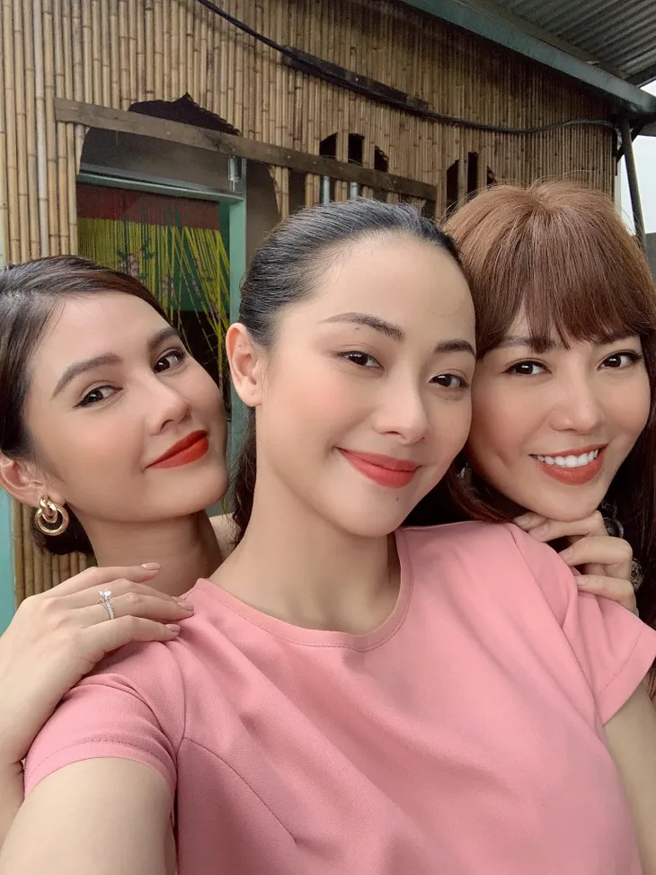 Đoàn phim Mùa hoa tìm lại về đích, Huyền Thạch hụt hẫng chia tay vai Hoa - Ảnh 4. Đoàn phim Mùa hoa tìm lại về đích, Huyền Thạch hụt hẫng chia tay vai Hoa - Ảnh 4.