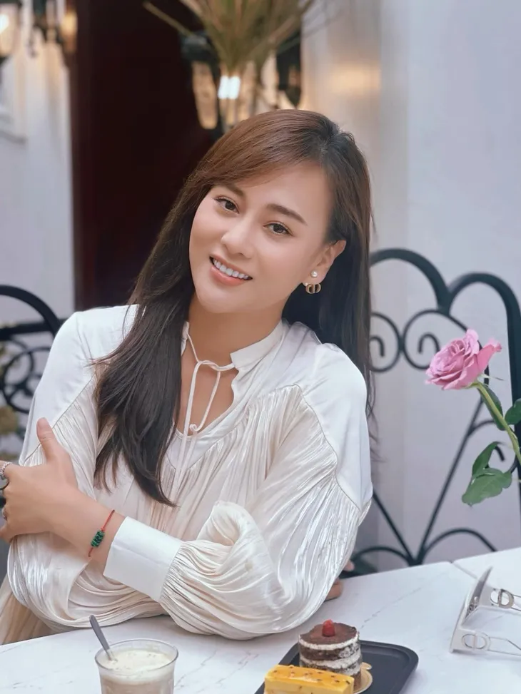 Phương Oanh đăng ảnh tóc dài cực xinh, khán giả ngóng đến ngày Nam có tạo hình mới trong Hương vị tình thân - Ảnh 5. Phương Oanh đăng ảnh tóc dài cực xinh, khán giả ngóng đến ngày Nam có tạo hình mới trong Hương vị tình thân - Ảnh 5.