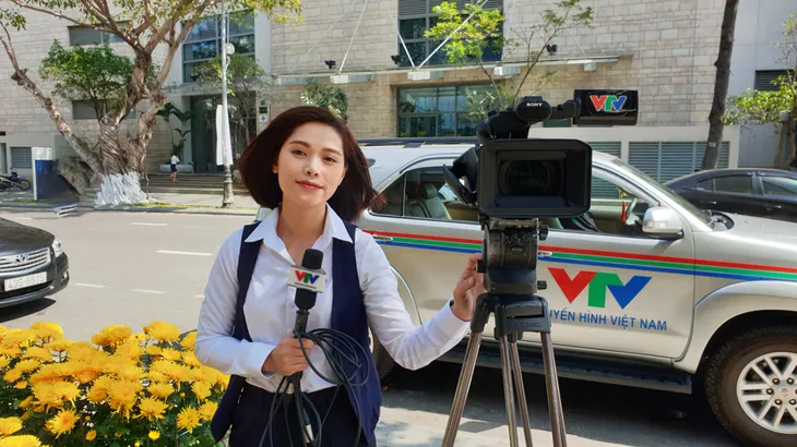 BTV Thanh Huyền: Áp lực khiến tôi say mê với nghề hơn - Ảnh 1. BTV Thanh Huyền: Áp lực khiến tôi say mê với nghề hơn - Ảnh 1.