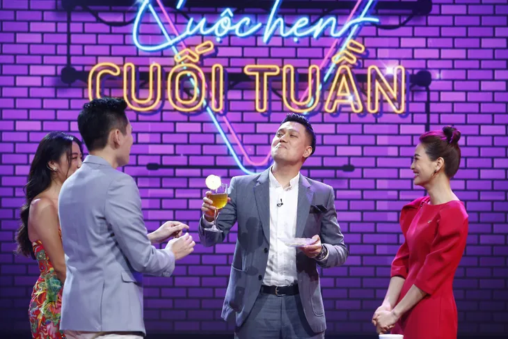 Cuộc hẹn cuối tuần: Việt Anh quỳ gối xin lỗi Văn Mai Hương - Ảnh 7. Cuộc hẹn cuối tuần: Việt Anh quỳ gối xin lỗi Văn Mai Hương - Ảnh 7.