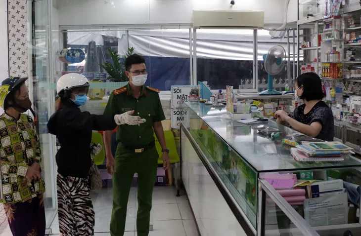 Nhiều địa phương kéo dài thời gian giãn cách xã hội - Ảnh 1. Nhiều địa phương kéo dài thời gian giãn cách xã hội - Ảnh 1.