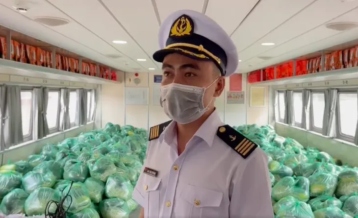 Những chuyến tàu “Luồng xanh đường thủy” đầu tiên cập bến TP Hồ Chí Minh - Ảnh 2. Những chuyến tàu “Luồng xanh đường thủy” đầu tiên cập bến TP Hồ Chí Minh - Ảnh 2.