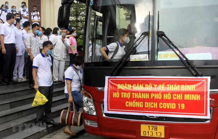 Mang y đức và tình cảm chia lửa với lực lượng y bác sĩ tại tâm dịch TP Hồ Chí Minh - Ảnh 1. Mang y đức và tình cảm chia lửa với lực lượng y bác sĩ tại tâm dịch TP Hồ Chí Minh - Ảnh 1.