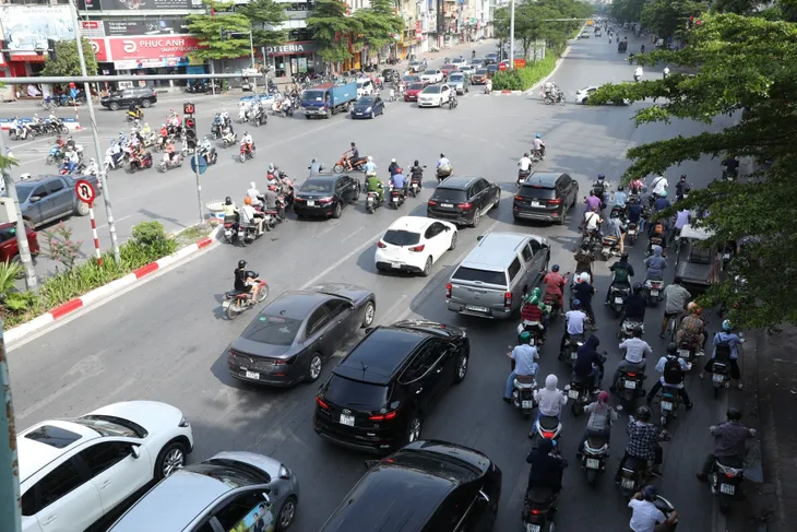 Nhiều tuyến phố Hà Nội vẫn đông người vào đầu giờ sáng - Ảnh 4. Nhiều tuyến phố Hà Nội vẫn đông người vào đầu giờ sáng - Ảnh 4.
