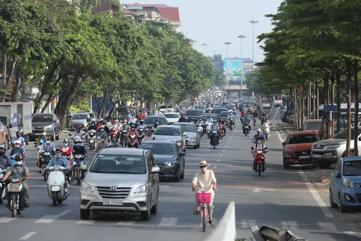 Nhiều tuyến phố Hà Nội vẫn đông người vào đầu giờ sáng - Ảnh 1. Nhiều tuyến phố Hà Nội vẫn đông người vào đầu giờ sáng - Ảnh 1.