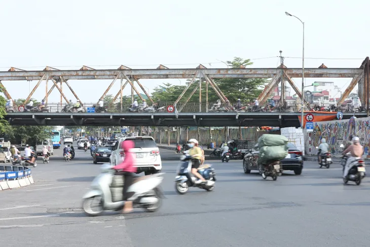 Nhiều tuyến phố Hà Nội vẫn đông người vào đầu giờ sáng - Ảnh 6. Nhiều tuyến phố Hà Nội vẫn đông người vào đầu giờ sáng - Ảnh 6.