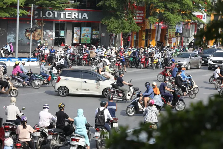 Nhiều tuyến phố Hà Nội vẫn đông người vào đầu giờ sáng - Ảnh 3. Nhiều tuyến phố Hà Nội vẫn đông người vào đầu giờ sáng - Ảnh 3.