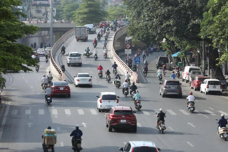 Nhiều tuyến phố Hà Nội vẫn đông người vào đầu giờ sáng - Ảnh 7. Nhiều tuyến phố Hà Nội vẫn đông người vào đầu giờ sáng - Ảnh 7.