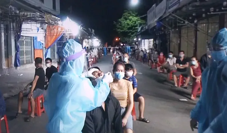 Xuyên đêm xét nghiệm COVID-19 cho 30.000 người ở Dĩ An, Bình Dương - Ảnh 1. Xuyên đêm xét nghiệm COVID-19 cho 30.000 người ở Dĩ An, Bình Dương - Ảnh 1.