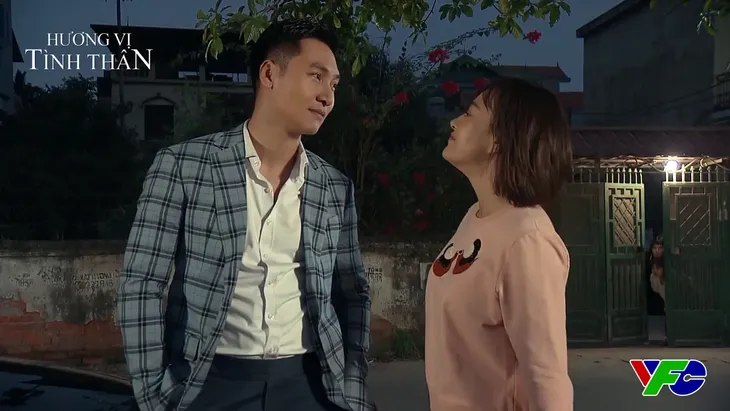 Hương vị tình thân - Tập 54: Nam né đẹp nụ hôn của Long, bà Bích khoái chí khen cáo già - Ảnh 2. Hương vị tình thân - Tập 54: Nam né đẹp nụ hôn của Long, bà Bích khoái chí khen cáo già - Ảnh 2.