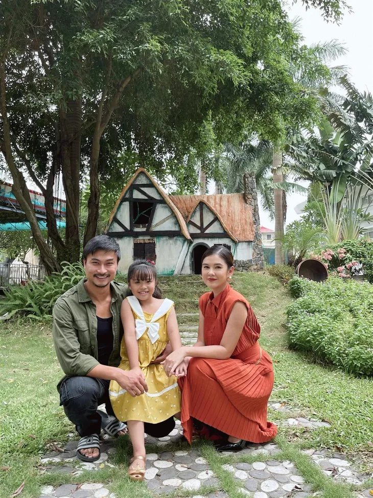 Mẹ con bé Ngân quấn quýt không rời ở hậu trường Mùa hoa tìm lại - Ảnh 5. Mẹ con bé Ngân quấn quýt không rời ở hậu trường Mùa hoa tìm lại - Ảnh 5.