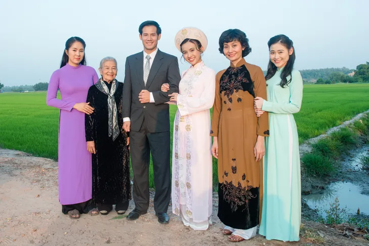 Thương con cá rô đồng: Ngày cưới Chơn - Nhớ đẫm nước mắt trên phim nhưng vui hết sảy ở hậu trường - Ảnh 11. Thương con cá rô đồng: Ngày cưới Chơn - Nhớ đẫm nước mắt trên phim nhưng vui hết sảy ở hậu trường - Ảnh 11.