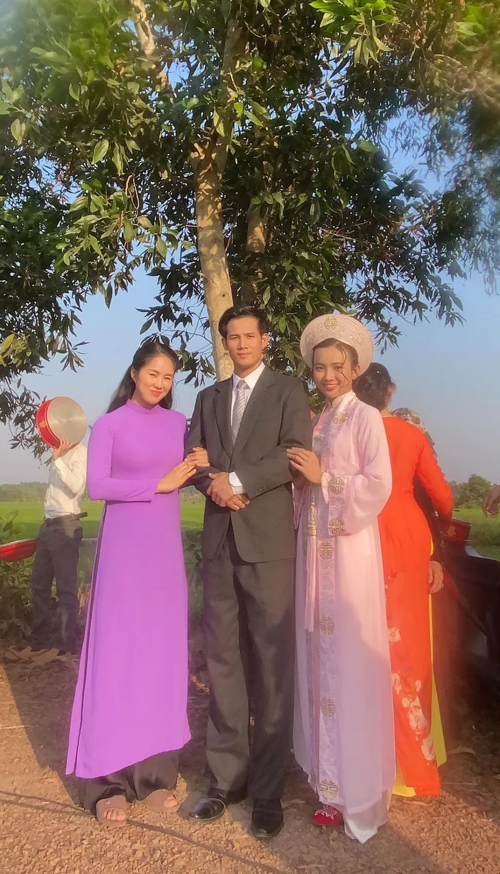 Thương con cá rô đồng: Ngày cưới Chơn - Nhớ đẫm nước mắt trên phim nhưng vui hết sảy ở hậu trường - Ảnh 4. Thương con cá rô đồng: Ngày cưới Chơn - Nhớ đẫm nước mắt trên phim nhưng vui hết sảy ở hậu trường - Ảnh 4.