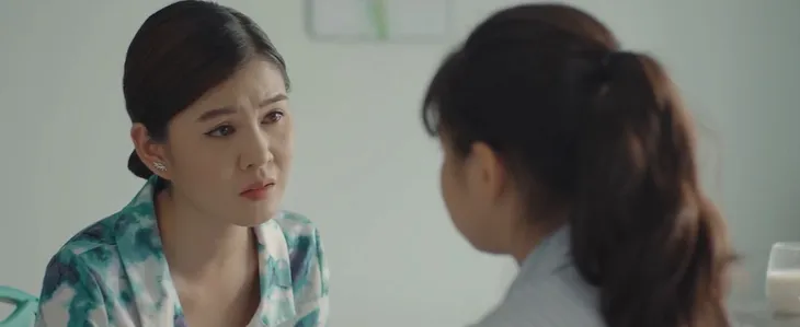 Mẹ con bé Ngân quấn quýt không rời ở hậu trường Mùa hoa tìm lại - Ảnh 1. Mẹ con bé Ngân quấn quýt không rời ở hậu trường Mùa hoa tìm lại - Ảnh 1.