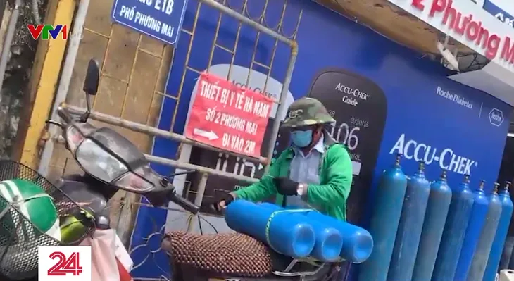 Lo sợ dịch bệnh, người dân mua bình oxy dự phòng chữa COVID-19 tại nhà - Ảnh 1. Lo sợ dịch bệnh, người dân mua bình oxy dự phòng chữa COVID-19 tại nhà - Ảnh 1.
