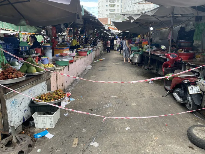 TP Hồ Chí Minh mở lại chợ truyền thống chỉ bán thực phẩm tươi sống, hàng thiết yếu - Ảnh 1. TP Hồ Chí Minh mở lại chợ truyền thống chỉ bán thực phẩm tươi sống, hàng thiết yếu - Ảnh 1.