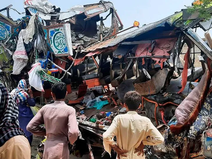 Tai nạn xe bus kinh hoàng tại Pakistan, ít nhất 33 người thiệt mạng - Ảnh 1. Tai nạn xe bus kinh hoàng tại Pakistan, ít nhất 33 người thiệt mạng - Ảnh 1.