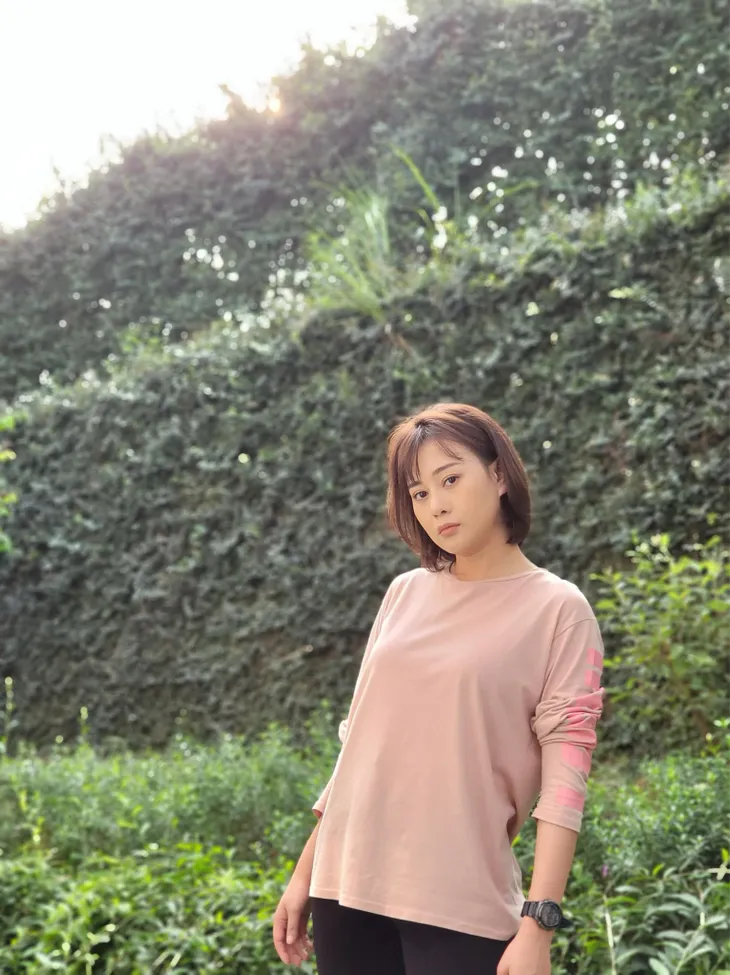Loạt áo len, trang phục lỗi mốt dìm dáng của Nam (Phương Oanh) trong Hương vị tình thân - Ảnh 6. Loạt áo len, trang phục lỗi mốt dìm dáng của Nam (Phương Oanh) trong Hương vị tình thân - Ảnh 6.