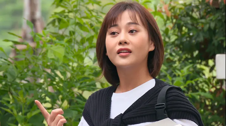 Loạt áo len, trang phục lỗi mốt dìm dáng của Nam (Phương Oanh) trong Hương vị tình thân - Ảnh 39. Loạt áo len, trang phục lỗi mốt dìm dáng của Nam (Phương Oanh) trong Hương vị tình thân - Ảnh 39.