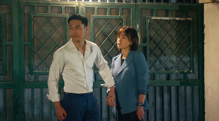 Loạt áo len, trang phục lỗi mốt dìm dáng của Nam (Phương Oanh) trong Hương vị tình thân - Ảnh 8. Loạt áo len, trang phục lỗi mốt dìm dáng của Nam (Phương Oanh) trong Hương vị tình thân - Ảnh 8.