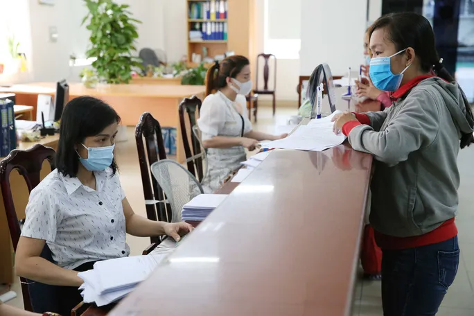 TP Hồ Chí Minh giải quyết hồ sơ BHXH hỗ trợ người lao động trong 1 ngày - Ảnh 1. TP Hồ Chí Minh giải quyết hồ sơ BHXH hỗ trợ người lao động trong 1 ngày - Ảnh 1.