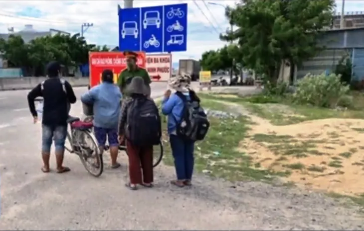 Hành trình yêu thương của 4 mẹ con đạp xe từ Đồng Nai về Nghệ An - Ảnh 1. Hành trình yêu thương của 4 mẹ con đạp xe từ Đồng Nai về Nghệ An - Ảnh 1.