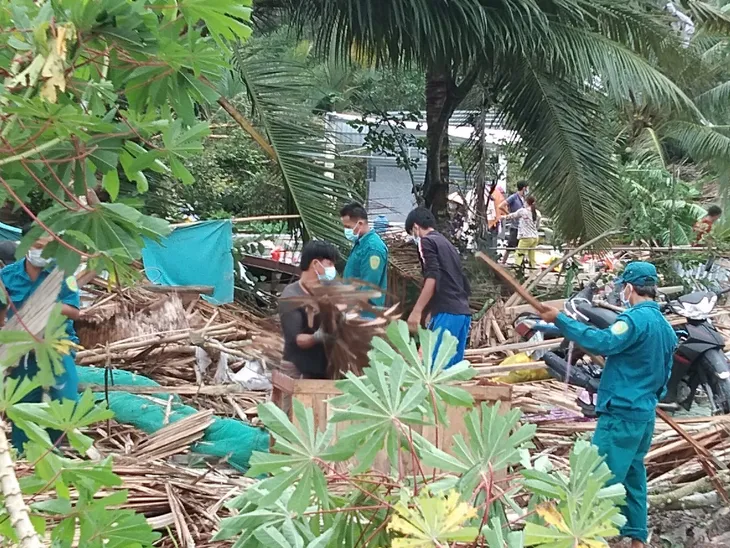 Mưa kèm lốc xoáy ở Kiên Giang khiến gần 100 căn nhà bị sập, nhiều người bị thương - Ảnh 1. Mưa kèm lốc xoáy ở Kiên Giang khiến gần 100 căn nhà bị sập, nhiều người bị thương - Ảnh 1.