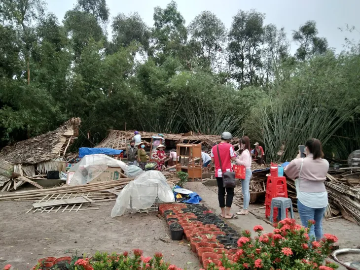 Mưa kèm lốc xoáy ở Kiên Giang khiến gần 100 căn nhà bị sập, nhiều người bị thương - Ảnh 2. Mưa kèm lốc xoáy ở Kiên Giang khiến gần 100 căn nhà bị sập, nhiều người bị thương - Ảnh 2.