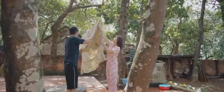 Mùa hoa tìm lại - Tập 26: Đồng xuất sắc biến hiểu lầm thành nụ hôn bất ngờ - Ảnh 14. Mùa hoa tìm lại - Tập 26: Đồng xuất sắc biến hiểu lầm thành nụ hôn bất ngờ - Ảnh 14.