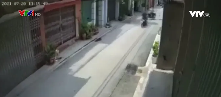 Xe máy lao như tên bắn gây tai nạn nghiêm trọng - Ảnh 1. Xe máy lao như tên bắn gây tai nạn nghiêm trọng - Ảnh 1.