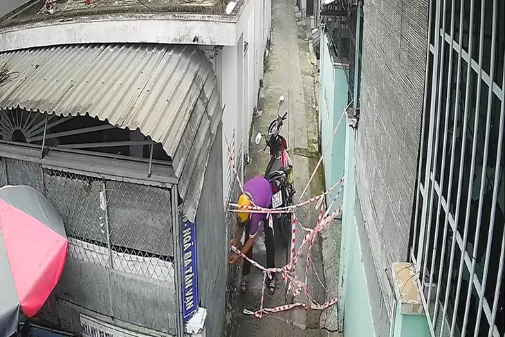 Người đàn ông tự tháo dây phong tỏa để vào khu có 4 F0 - Ảnh 1. Người đàn ông tự tháo dây phong tỏa để vào khu có 4 F0 - Ảnh 1.