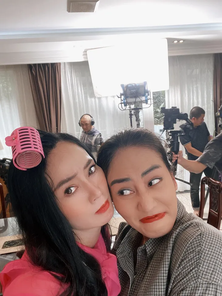 Hương vị tình thân: Bị ném đá trên phim nhưng bà Xuân cực đáng yêu ở hậu trường - Ảnh 7. Hương vị tình thân: Bị ném đá trên phim nhưng bà Xuân cực đáng yêu ở hậu trường - Ảnh 7.