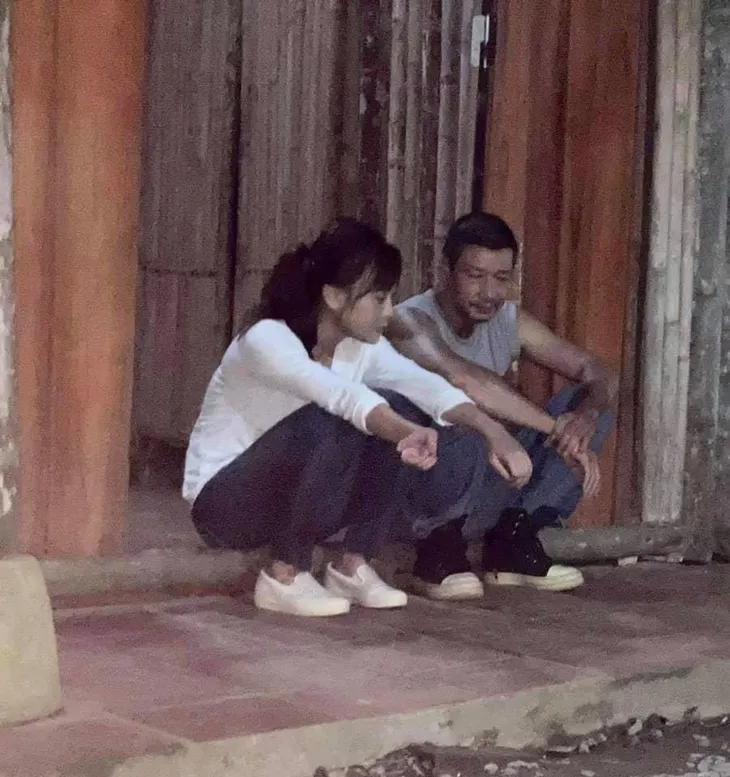 Hương vị tình thân: NSƯT Võ Hoài Nam thay ông Sinh vỗ về Nam, hé lộ hình ảnh hai bố con ở phần 2 - Ảnh 3. Hương vị tình thân: NSƯT Võ Hoài Nam thay ông Sinh vỗ về Nam, hé lộ hình ảnh hai bố con ở phần 2 - Ảnh 3.