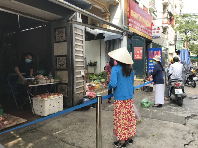 Người dân Thủ đô đồng thuận thực hiện giãn cách, đồng lòng cùng chính quyền đẩy lùi dịch bệnh - Ảnh 1. Người dân Thủ đô đồng thuận thực hiện giãn cách, đồng lòng cùng chính quyền đẩy lùi dịch bệnh - Ảnh 1.