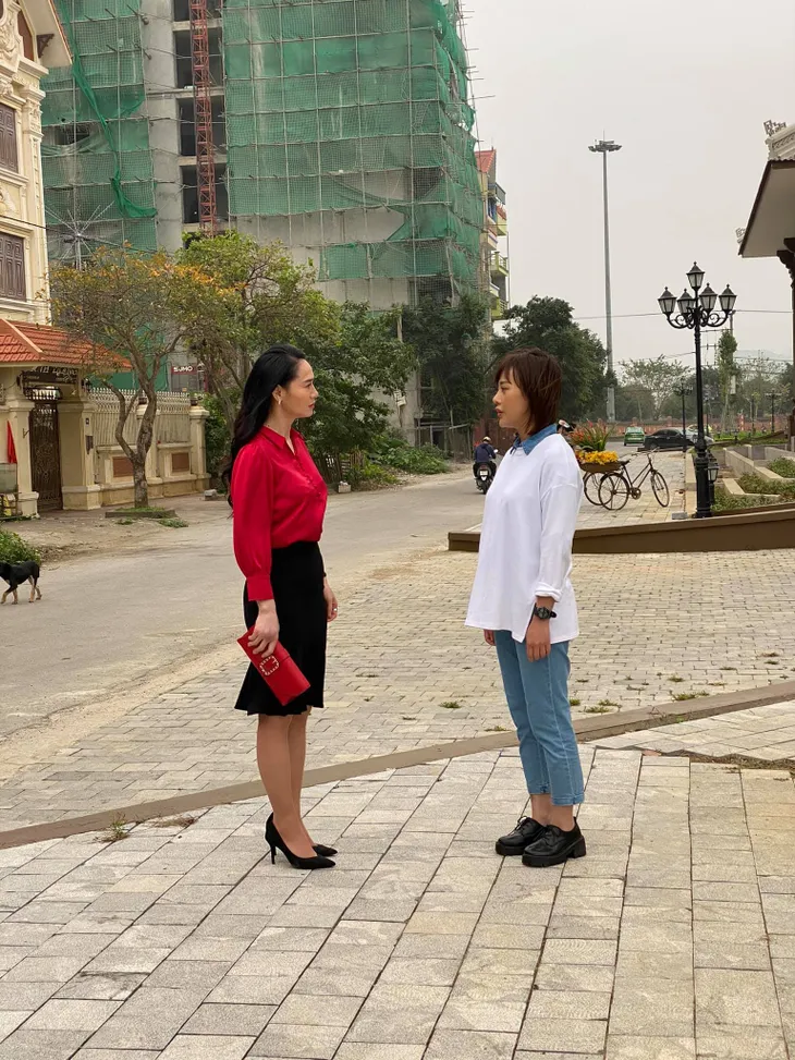 Hương vị tình thân: Bị ném đá trên phim nhưng bà Xuân cực đáng yêu ở hậu trường - Ảnh 1. Hương vị tình thân: Bị ném đá trên phim nhưng bà Xuân cực đáng yêu ở hậu trường - Ảnh 1.