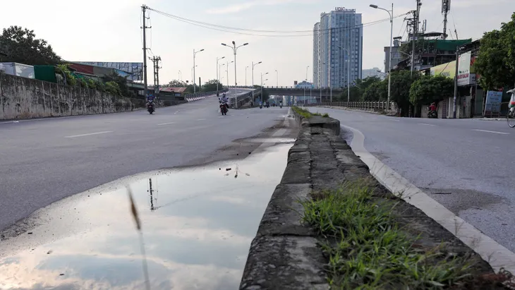 Giao thông Hà Nội thông thoáng trong ngày đầu thực hiện giãn cách xã hội theo nguyên tắc của Chỉ thị 16 - Ảnh 7.