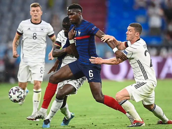 CĐV Paris Saint-Germain giăng biểu ngữ phản đối Paul Pogba - Ảnh 3. CĐV Paris Saint-Germain giăng biểu ngữ phản đối Paul Pogba - Ảnh 3.