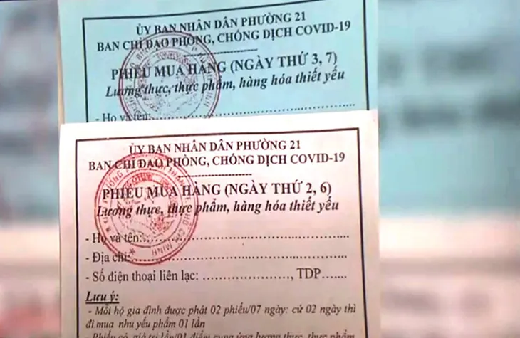 Người dân TP Hồ Chí Minh đi chợ luân phiên bằng phiếu - Ảnh 1. Người dân TP Hồ Chí Minh đi chợ luân phiên bằng phiếu - Ảnh 1.