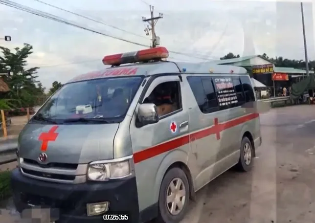 Dùng xe cứu thương chở người né chốt kiểm dịch - Ảnh 1. Dùng xe cứu thương chở người né chốt kiểm dịch - Ảnh 1.