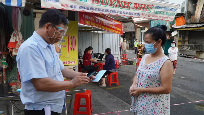 TP Hồ Chí Minh: Người dân lại đến siêu thị gom hàng trước ngày phát phiếu đi chợ - Ảnh 2. TP Hồ Chí Minh: Người dân lại đến siêu thị gom hàng trước ngày phát phiếu đi chợ - Ảnh 2.