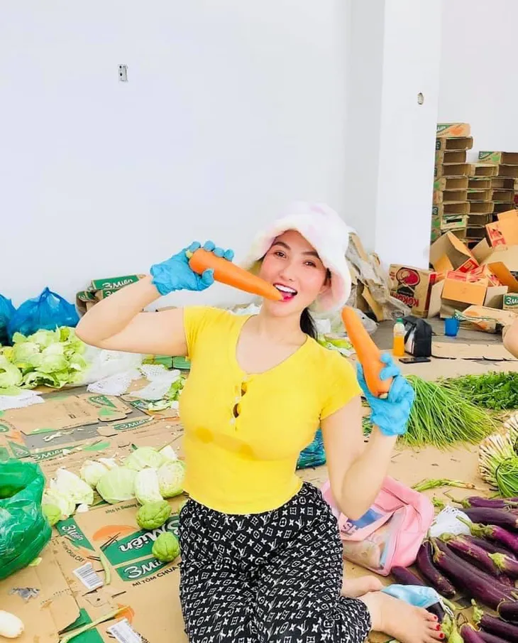 Chung tay cùng dân, ca sĩ Minh Quân – Á hậu Thanh Tuyền phát rau củ đến tận khu phong tỏa - Ảnh 2. Chung tay cùng dân, ca sĩ Minh Quân – Á hậu Thanh Tuyền phát rau củ đến tận khu phong tỏa - Ảnh 2.