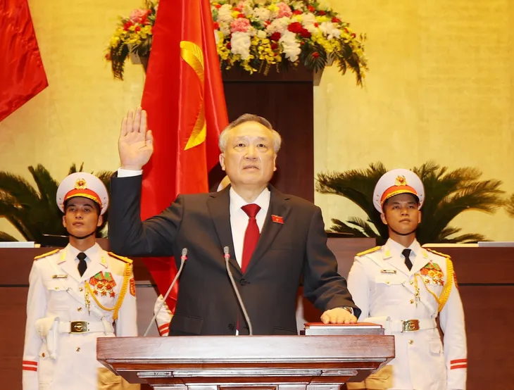 Chánh án Tòa án nhân dân tối cao Nguyễn Hòa Bình tuyên thệ nhậm chức - Ảnh 1. Chánh án Tòa án nhân dân tối cao Nguyễn Hòa Bình tuyên thệ nhậm chức - Ảnh 1.