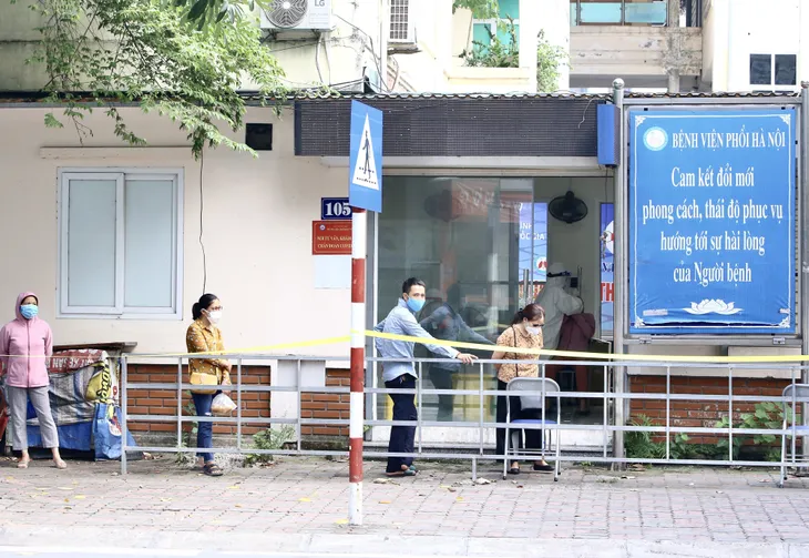 Lấy mẫu xét nghiệm COVID-19 toàn bộ nhân viên Bệnh viện Phổi Hà Nội - Ảnh 3. Lấy mẫu xét nghiệm COVID-19 toàn bộ nhân viên Bệnh viện Phổi Hà Nội - Ảnh 3.