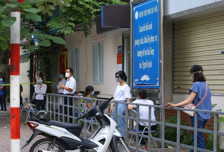 Lấy mẫu xét nghiệm COVID-19 toàn bộ nhân viên Bệnh viện Phổi Hà Nội - Ảnh 4. Lấy mẫu xét nghiệm COVID-19 toàn bộ nhân viên Bệnh viện Phổi Hà Nội - Ảnh 4.