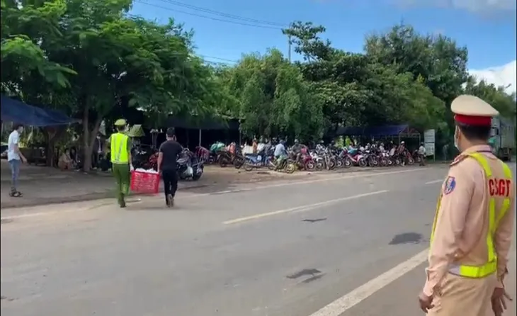 Cảnh sát giao thông phát xăng, nhu yếu phẩm miễn phí cho hàng trăm người đi đường - Ảnh 2. Cảnh sát giao thông phát xăng, nhu yếu phẩm miễn phí cho hàng trăm người đi đường - Ảnh 2.