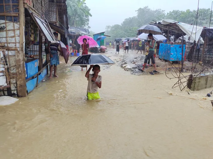 6 người thiệt mạng, hàng nghìn người phải sơ tán do lở đất ở Bangladesh - Ảnh 1. 6 người thiệt mạng, hàng nghìn người phải sơ tán do lở đất ở Bangladesh - Ảnh 1.