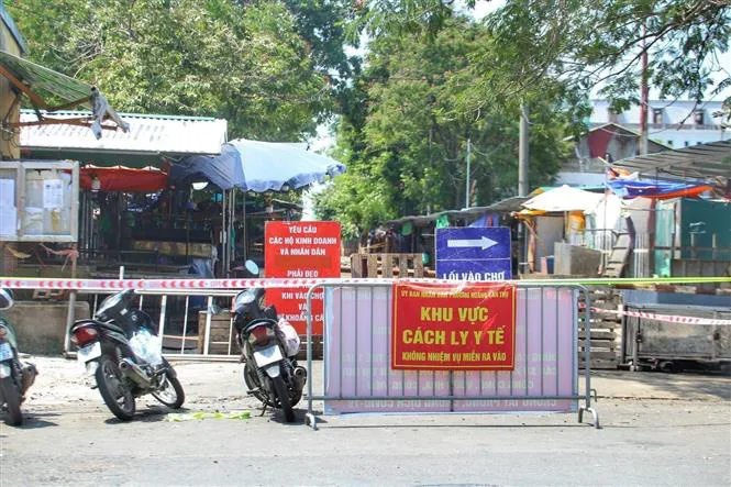 Hà Nội tạm thời phong tỏa chợ đầu mối phía Nam và ngách 15, ngõ Gốc Đề do có ca mắc COVID-19 - Ảnh 2. Hà Nội tạm thời phong tỏa chợ đầu mối phía Nam và ngách 15, ngõ Gốc Đề do có ca mắc COVID-19 - Ảnh 2.